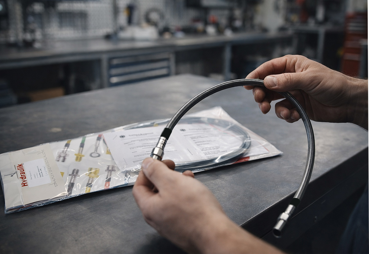 Kontrolle einer Stahlflex Bremsleitung bei Flex-Hydraulik