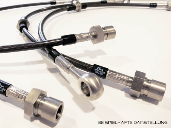 Detailansicht von Stahlflex-Bremsleitungen in Carbon-Optik und Anschlüssen