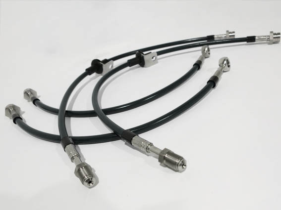Detailansicht von Stahlflex-Bremsleitungen in Schwarz und Anschlüssen
