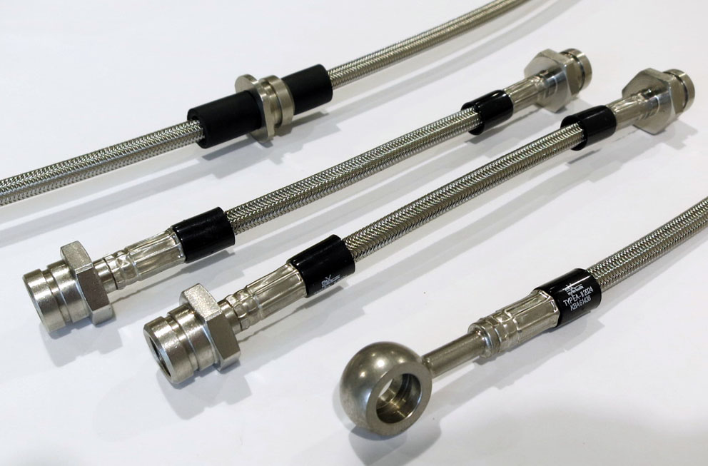 Fahrzeugspezifischer Stahlflex-Leitungssatz mit Haltern und Anschlüssen